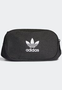 Musta Adidas-meikkipussi, jossa on teksturoitu kangas, pitkänomainen muoto, vetoketjukiinnitys ja valkoinen logo, jossa on kolme lehtimäistä raitaa.