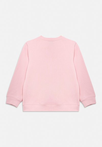 Lys rosa langermet genser lagt flatt, viser bakside med ribbestrikkede mansjetter og kant på en ensfarget bakgrunn.