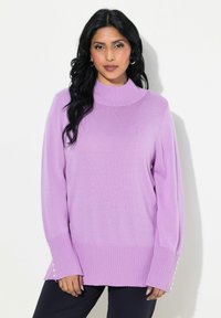 Lavendel Pullover mit hochgezogenem Rippkragen, langen Ärmeln mit gerippten Bündchen und dekorativen Knöpfen an den Ärmelausschnitten. Weiche Textur.