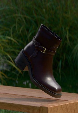 Anna Field, Poolsaapad - dark brown