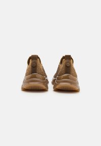 Braune Netzsneaker mit strukturiertem Obermaterial, elastischen Öffnungen und Gummisohlen mit Zickzackmuster. Mit Zuglaschen an der Ferse.