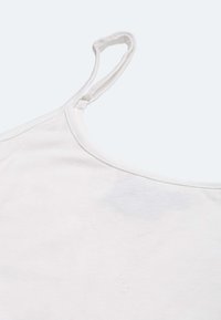 Weißes Baumwoll-Trägershirt mit dünnen Trägern und rundem Ausschnitt, aus weichem Material mit leicht sichtbaren Nähten.
