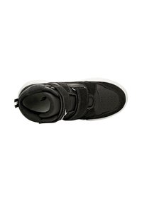 Baskets montantes noires avec tige en suède et mesh, deux straps en Velcro, boîte à orteils perforée et semelle en caoutchouc blanc. La vue de dessus montre les détails du design.