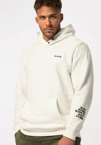Sudadera blanca con capucha y el logo "PLACID" en el pecho, además de texto negro en la manga que dice "OCUPADO NACIENDO ESTÁ OCUPADO MURIENDO". Cuenta con un bolsillo frontal.
