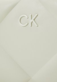 Calvin Klein RE LOCK QUILT CAMERA BAG - Borsa a tracolla - dark ecru