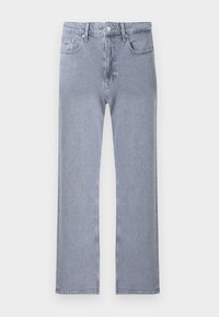 Ανοιχτό μπλε τζιν παντελόνι με ίσια γραμμή, κλασικό σχέδιο με πέντε τσέπες, κούμπωμα με κουμπί και διακριτικό ξεθώριασμα σε λευκό φόντο.