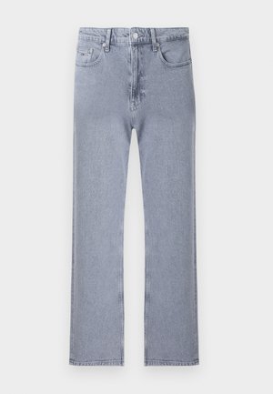 Jean droit bleu clair avec design classique à cinq poches, fermeture par bouton et léger effet délavé sur fond blanc.