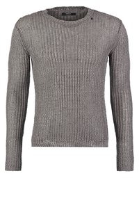Maglione grigio a maglia con maniche lunghe, collo rotondo, trama leggermente allentata e un piccolo foro vicino alla spalla. Finitura texture.