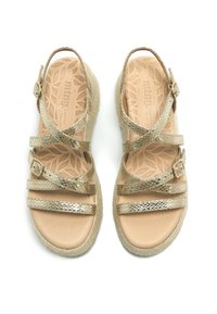 Goldene Riemchensandalen mit einer strukturierten Oberseite, ausgestattet mit überkreuzten Riemen und einer Schnalle, auf einer leichten korkähnlichen Keilsohle.