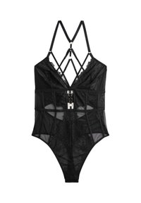 Černý krajkový body s průhlednými síťovanými panely, zkříženými ramínky a dekorativním kovovým detailem na přední straně.