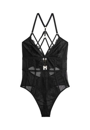 Bodysuit de encaje negro con paneles de malla transparente, tirantes entrecruzados y un detalle decorativo de metal en la parte delantera.