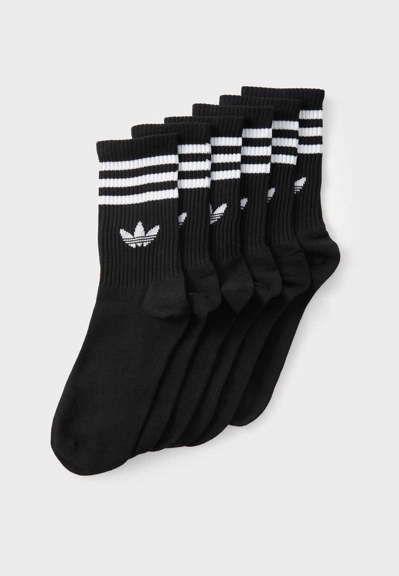Schwarze Baumwollsocken mit weißen gestreiften Bündchen und gesticktem Logo. Sechs Paare übereinander gestapelt mit einem gerippten Muster und klassischem Design.