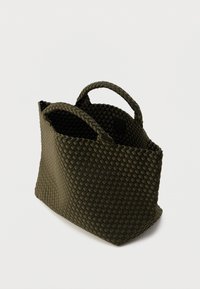 Πλεκτή τσάντα ώμου σε σκούρο ελαιδί πράσινο, με δύο στρογγυλεμένες χειρολαβές και ευρύχωρο σχέδιο. Υφή με δομημένο σχήμα και ανοιχτό πάνω μέρος.