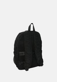 Zaino nero in tessuto a rete, con spallacci imbottiti regolabili, manico superiore e un comparto principale con chiusura a zip. Presenta un dettaglio in tessuto con il logo.