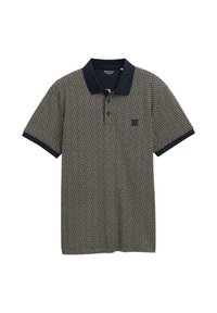 Polo à manches courtes avec col marine, motif géométrique en bleu, jaune et blanc, présentant un petit logo sur la poitrine et une patte de bouton.
