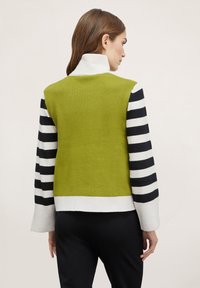 Motivi CON MANICHE A RIGHE - Maglione - verde chiaro