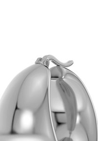 Skinande silverfärgad metallbehållare med rundad form, utrustad med ett böjt handtag och en slät, reflekterande yta.