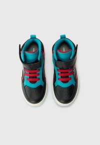 Schwarze und türkisfarbene High-Top-Sneaker mit roten Schnürsenkeln und einem Klettverschlussriemen. Sie verfügen über ein perforiertes Design an den Zehen und einen gepolsterten Kragen für zusätzlichen Komfort.