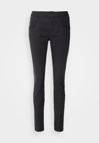 Pantalon noir en mélange de coton, avec une coupe ajustée, des poches avant et une fermeture boutonnée. Texture lisse avec des détails de surpiqûres discrètes.