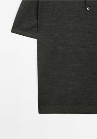 Polo gris foncé à manches courtes avec col et un bouton visible sur fond blanc.