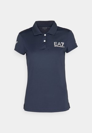 Marineblauwe polo in ademend materiaal met een drieknops sluiting, korte mouwen en een logo op de linker borst en mouw.
