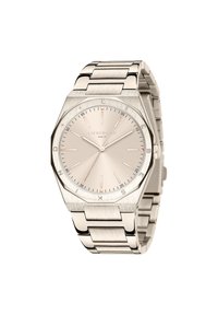 Zilverkleurig roestvrijstalen horloge met een octagonale kast, een lichtbeige wijzerplaat, minimalistische uurmarkeringen en een geborstelde schakelarmband.