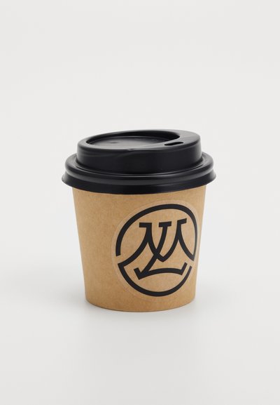 Smeđi papirnati kutak za kavu s crnim poklopcem, s kružnim logotipom u crnoj boji. Glatka tekstura s mat završnom obradom.