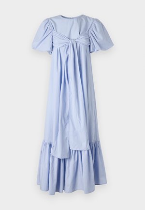 Svetlo modra bombažna obleka s pufastimi rokavi, detajlom za vezanje na hrbtu in večplastnim volančkom na robu. Ima gladko teksturo in sproščen kroj.