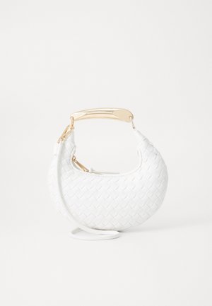 Weiße, halbmondförmige gewebte Handtasche mit goldenem, gebogenem Tragegriff und abnehmbarem Riemen, vor schlichtem weißem Hintergrund.