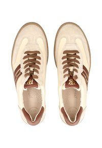 Tenisky krémovej farby s hnedými doplnkami, z semišu a kože, s okrúhlou špičkou, hnedými šnúrkami a texturovanou gumovou podrážkou.