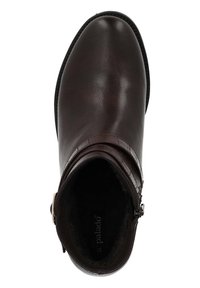 Botín de cuero marrón con un acabado suave, punta redonda, costuras decorativas y cremallera lateral. Forro interior suave.