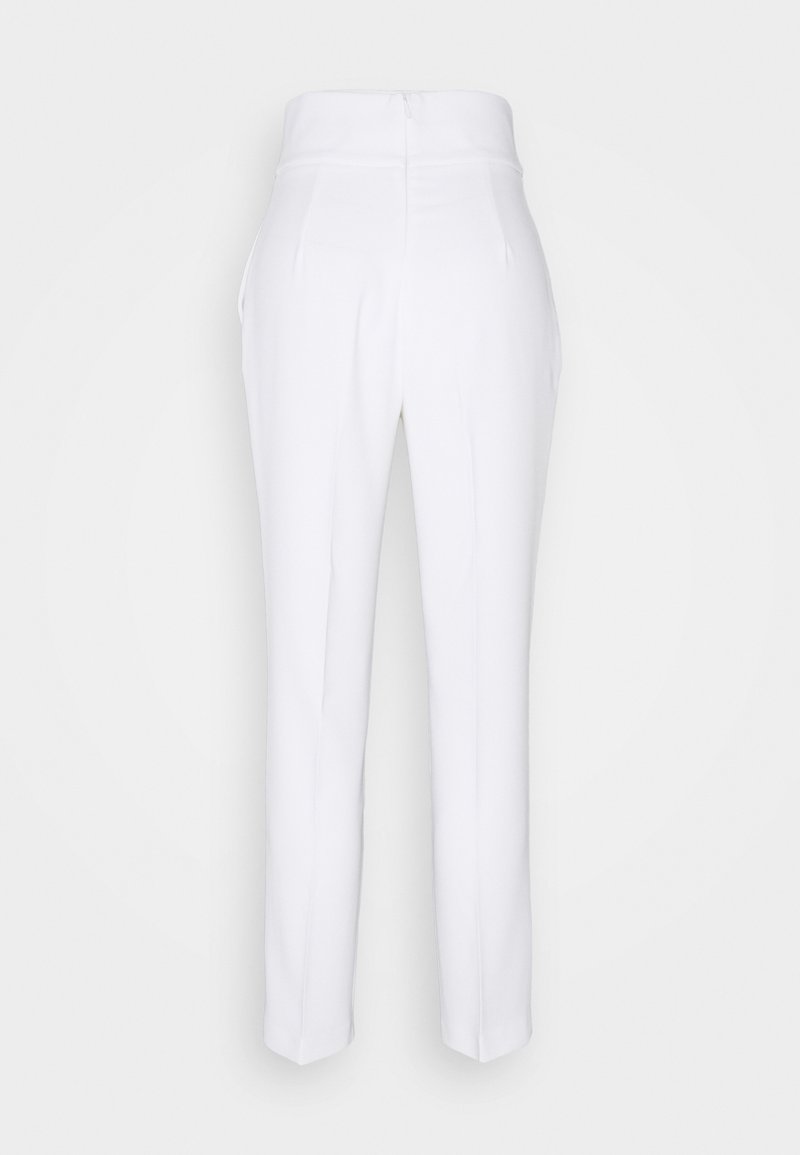 Pantalon blanc taille haute, sur mesure, avec plis sur le devant et poches latérales, montré de face sur un fond clair.