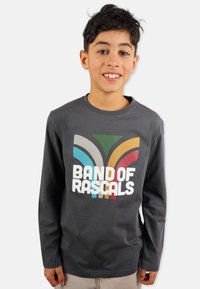 Pitkähihainen harmaa puuvillapaita, jossa on värikäs grafiikka kaarevista viivoista ja teksti "BAND OF RASCALS" lihavoiduilla valkoisilla kirjaimilla.