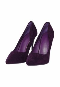 Un paio di décolleté in suede viola scuro, con punta squadrata e soletta in pelle, su uno sfondo bianco.