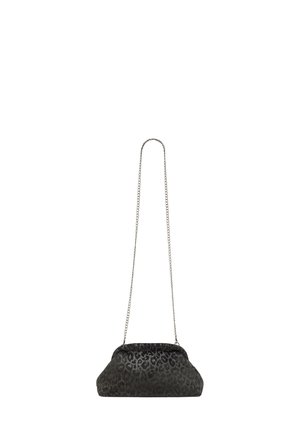 Sort leopardprint clutch-taske med en buet bund og kædestrop. Har tekstureret stof og en sikker lukning i toppen.