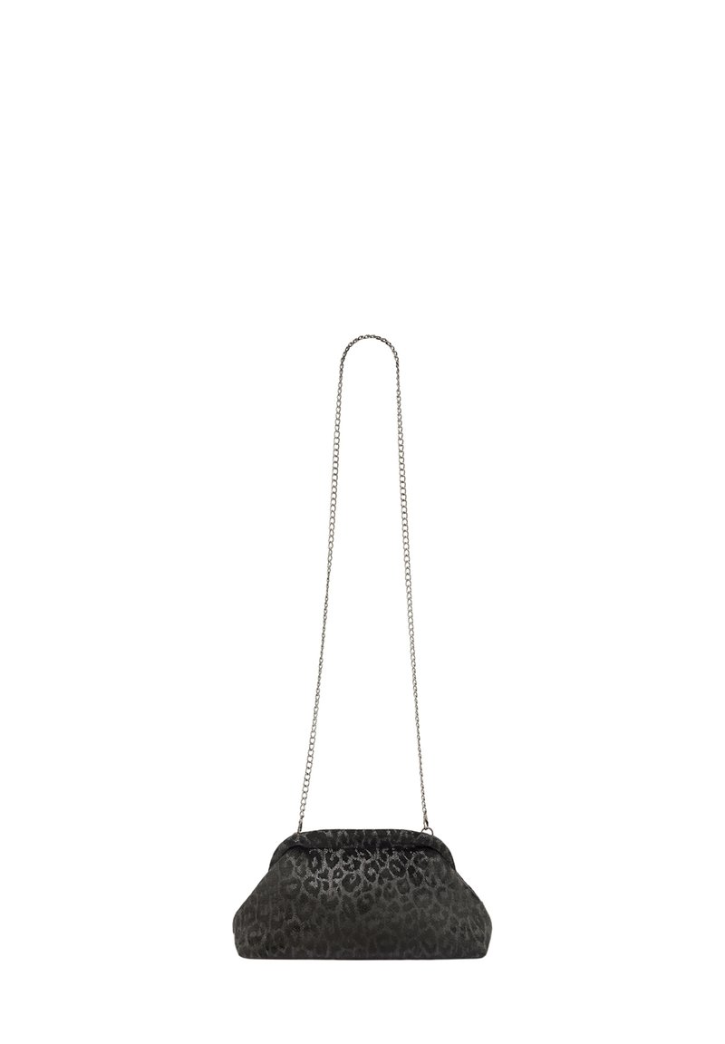 Czarna torebka kopertowa w panterkę z zaokrąglonym dnem i łańcuszkowym paskiem. Posiada teksturowaną tkaninę oraz bezpieczne zapięcie u góry.
