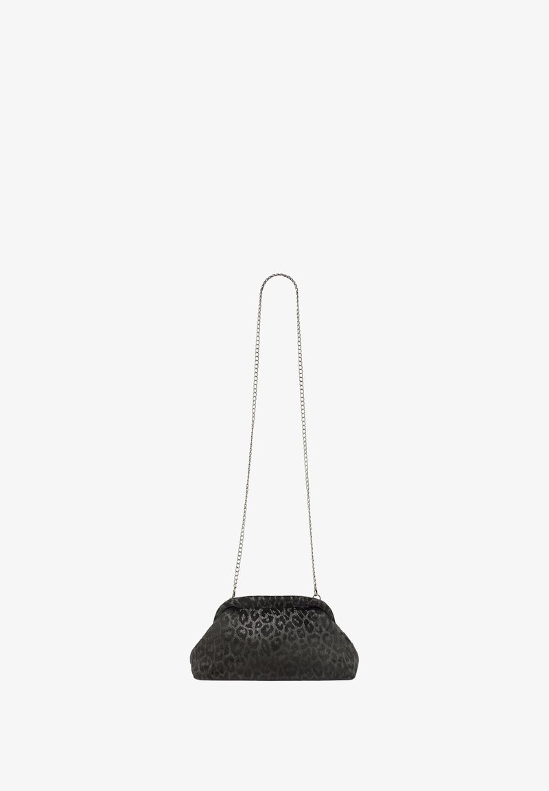 Czarna torebka kopertowa w panterkę z zaokrąglonym dnem i łańcuszkowym paskiem. Posiada teksturowaną tkaninę oraz bezpieczne zapięcie u góry.