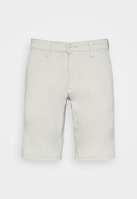Shorts gris clair en tissu mélangé de coton, avec une fermeture à bouton, des passants de ceinture et des poches avant. Texture lisse et coupe au niveau du genou.