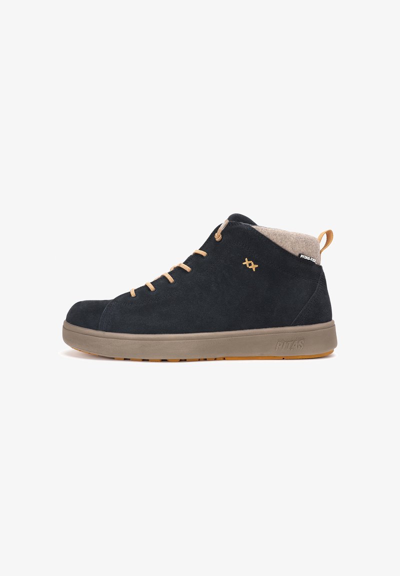 Des chaussures montantes avec un extérieur en cuir suédé bleu foncé, des lacets beige et un col en tissu gris, avec une semelle en caoutchouc à motif texturé.