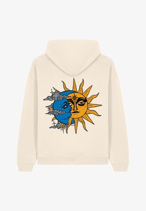 Sudadera crema con un diseño gráfico de un sol y una luna, con detalles en los rasgos faciales, colores azul y naranja, y acentos de nubes.