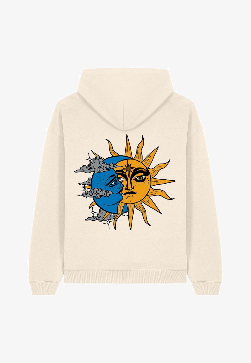 Cremefarbener Hoodie mit einem grafischen Design von Sonne und Mond, mit detaillierten Gesichtszügen, in Blau- und Orangetönen und Wolkenakzenten.