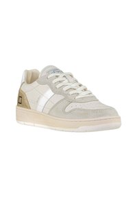 Sneaker grigie chiare realizzate in camoscio e pelle, con strisce bianche, suola beige e un dettaglio dorato sul tallone.