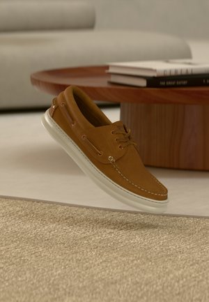 RUNNER FOUR - Boat shoes - portrait area