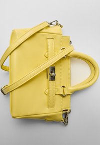 Stradivarius WITH BUCKLE - Torba čez telo - light yellow