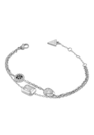 Bracciale in argento con tre charm geometrici: circolare, rettangolare e a goccia, con dettagli in pietra chiara e chiusura.