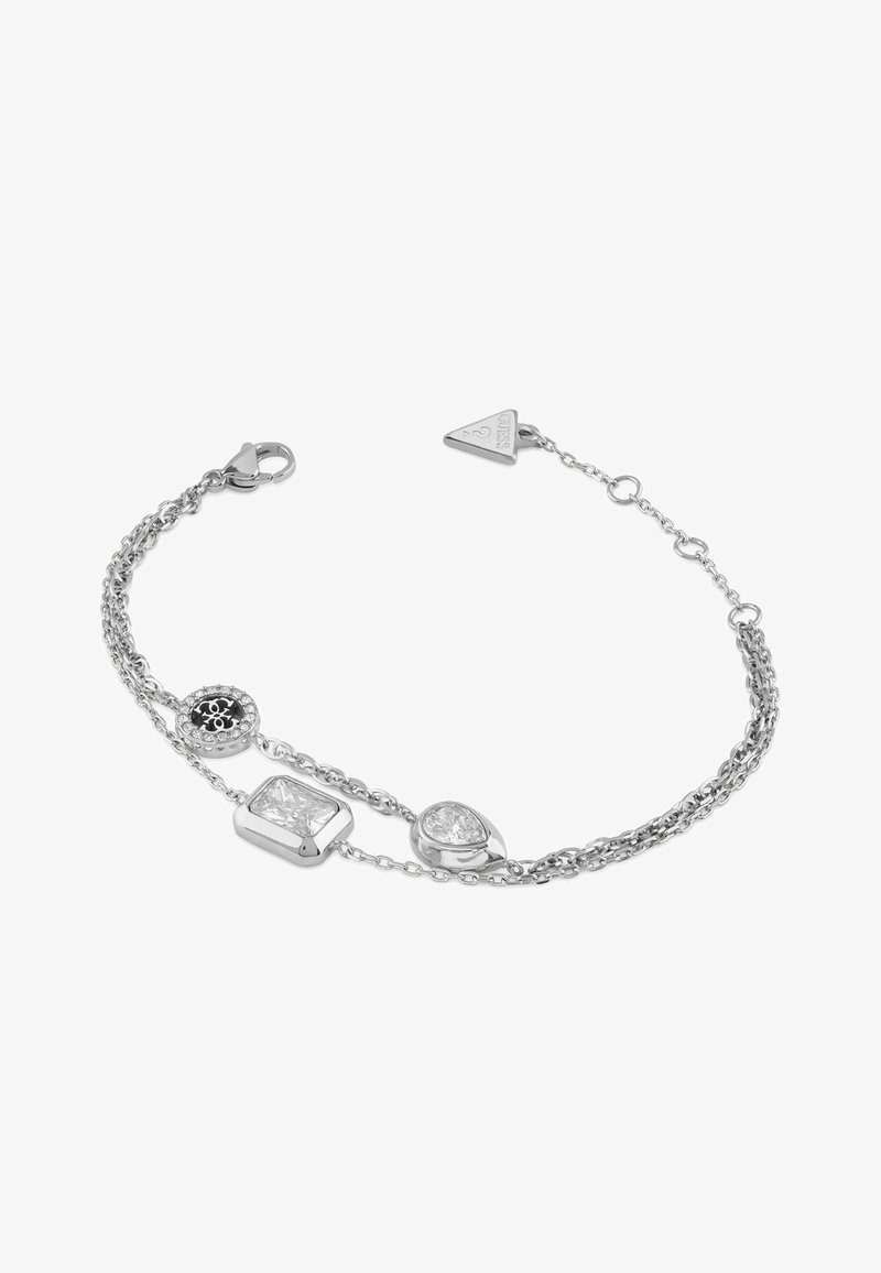 Bracciale in argento con tre charm geometrici: circolare, rettangolare e a goccia, con dettagli in pietra chiara e chiusura.