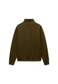 Oliwkowo zielony sweter z golfem, długimi rękawami i prążkowanymi ściągaczami. Materiał wydaje się miękki i teksturowany, zaprojektowany z myślą o komforcie.