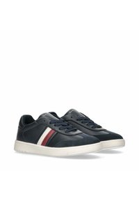 Sneakers in pelle blu navy con strisce bianche e bordeaux, suola piatta in gomma, punta tonda e chiusura con lacci. Presentano dettagli di design testurizzati.