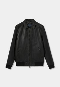 Černá kožená bomber bunda se zipem vpředu, bočními kapsami se zipem, žebrovanými manžetami a hladkým, jemným povrchem. Klasický límec.