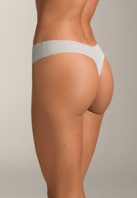 Grauer Tanga mit glatter Textur und minimalistischem Design. Verfügt über einen schmalen Bund und nahtlose Ränder für Komfort.
